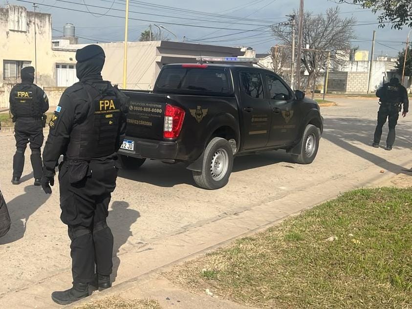 Hallaron diez envoltorios con cocaína en una vereda