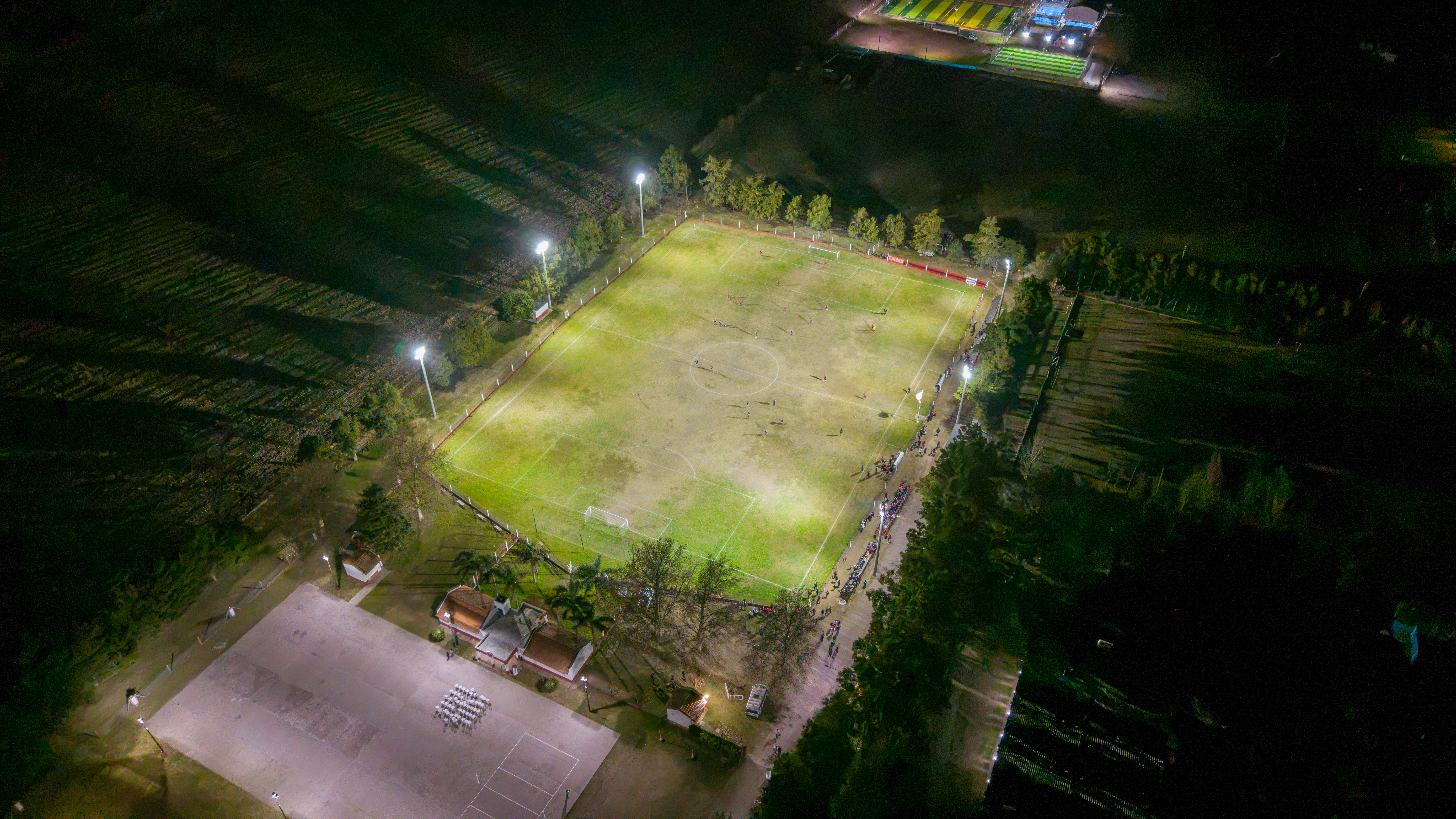 Defensores inauguró la iluminación de su cancha principal